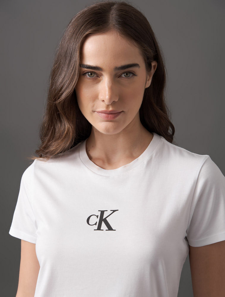 CF5OC01BC161_0900_4-CAMISETA-MC-CKJ-FEM-CK-RUBBER-PATCH