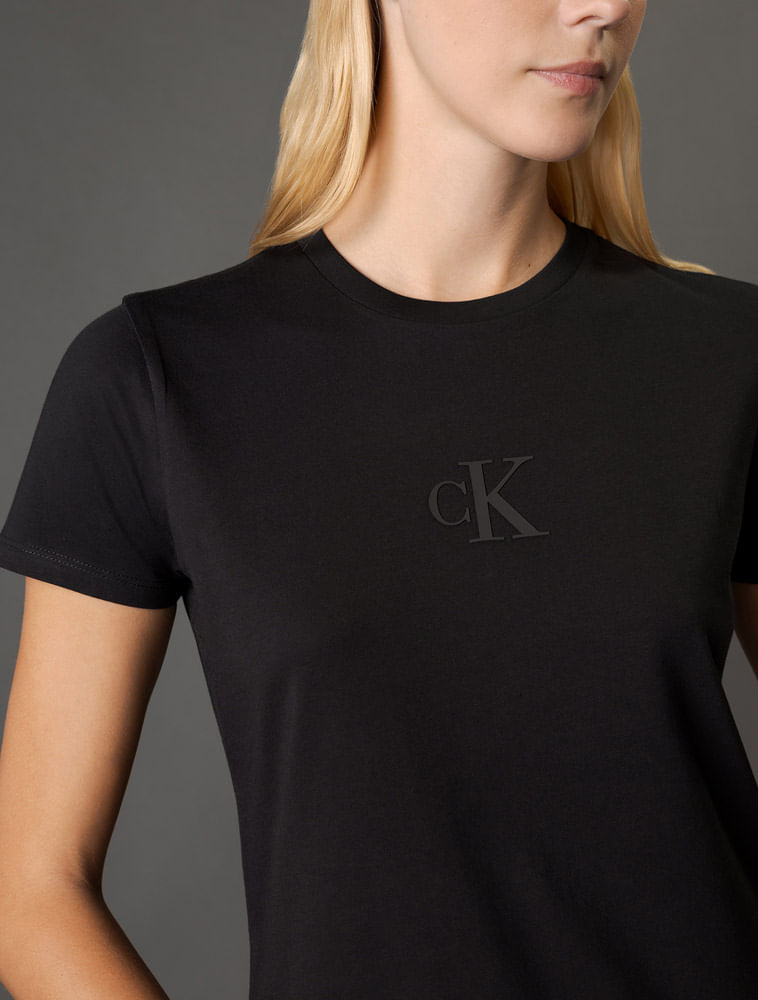 CF5OC01BC161_0987_4-CAMISETA-MC-CKJ-FEM-CK-RUBBER-PATCH