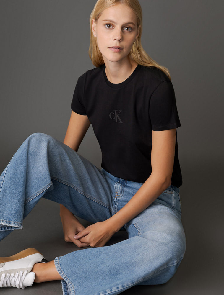 CF5OC01BC161_0987_5-CAMISETA-MC-CKJ-FEM-CK-RUBBER-PATCH