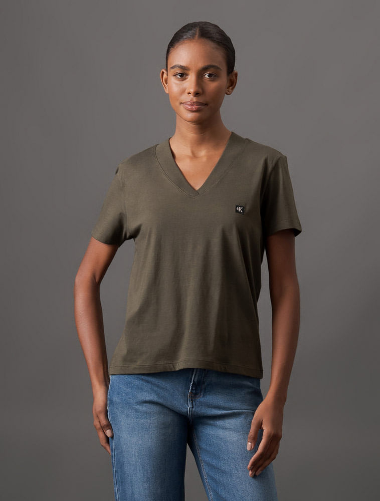 CF5OC01BC205_0684_1-CAMISETA-MC-V-CKJ-FEM-EGIPCIO-PATCH
