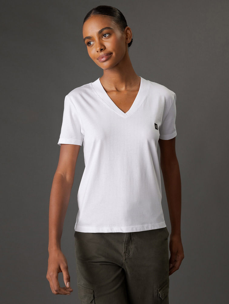 CF5OC01BC205_0900_1-CAMISETA-MC-V-CKJ-FEM-EGIPCIO-PATCH