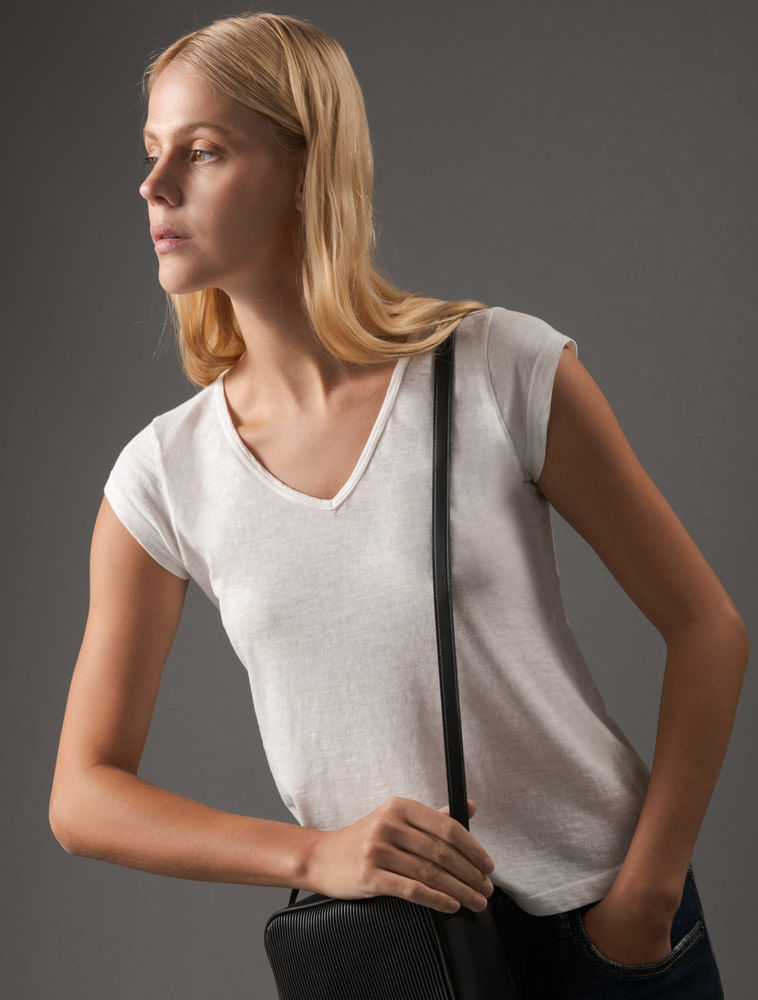 CF5OC01BC196_0111_5-CAMISETA-CKJ-FEM-GAZE-DECOTE-V