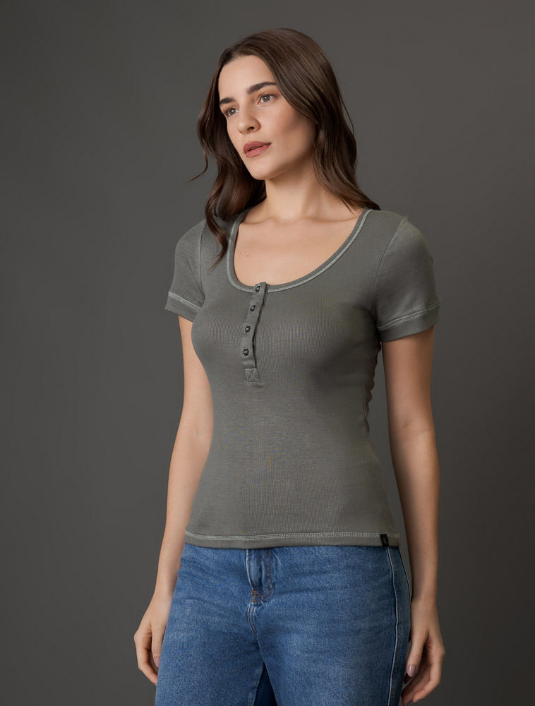 CF5OC01BC210_0615_1-BLUSA-MC-CKJ-FEM-RIB-DETALHE-BOTAO