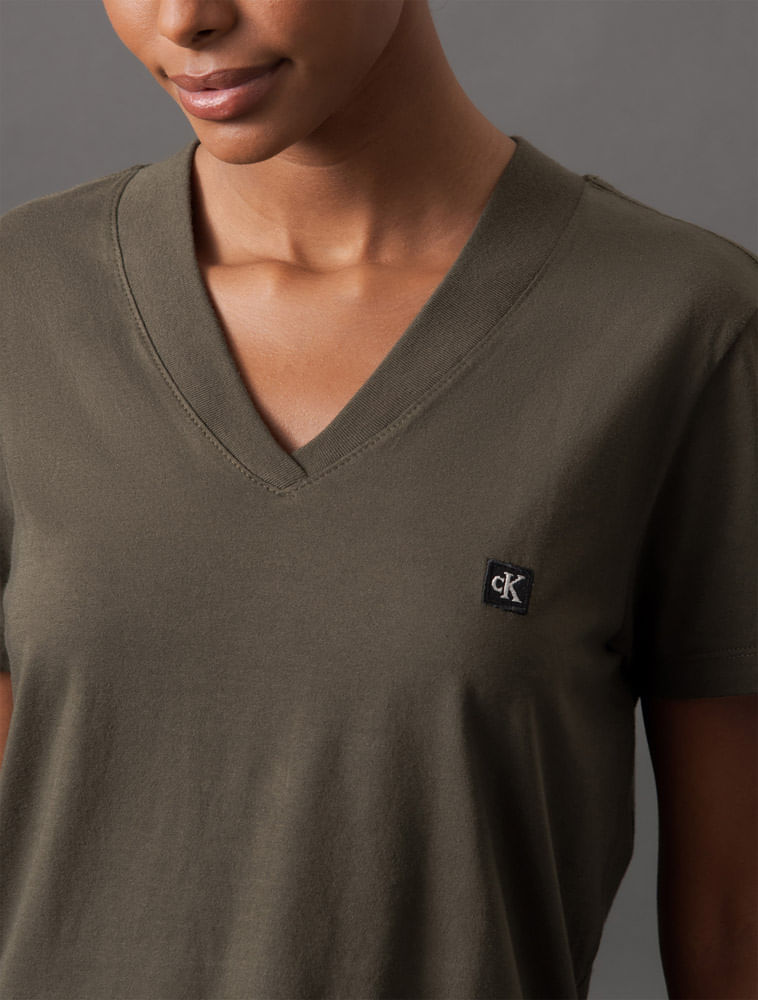CF5OC01BC205_0684_4-CAMISETA-MC-V-CKJ-FEM-EGIPCIO-PATCH