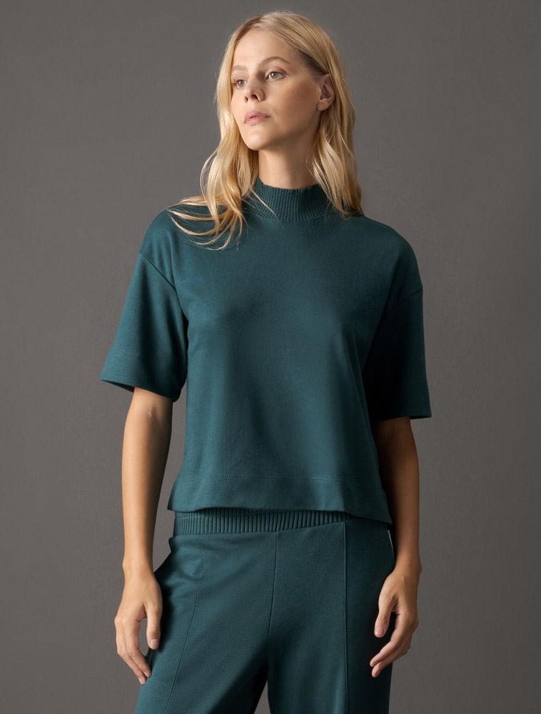 CF5OW01BC223_0605_1-BLUSA-DE-MALHA-GOLA-ALTA-DE-RETILINEA