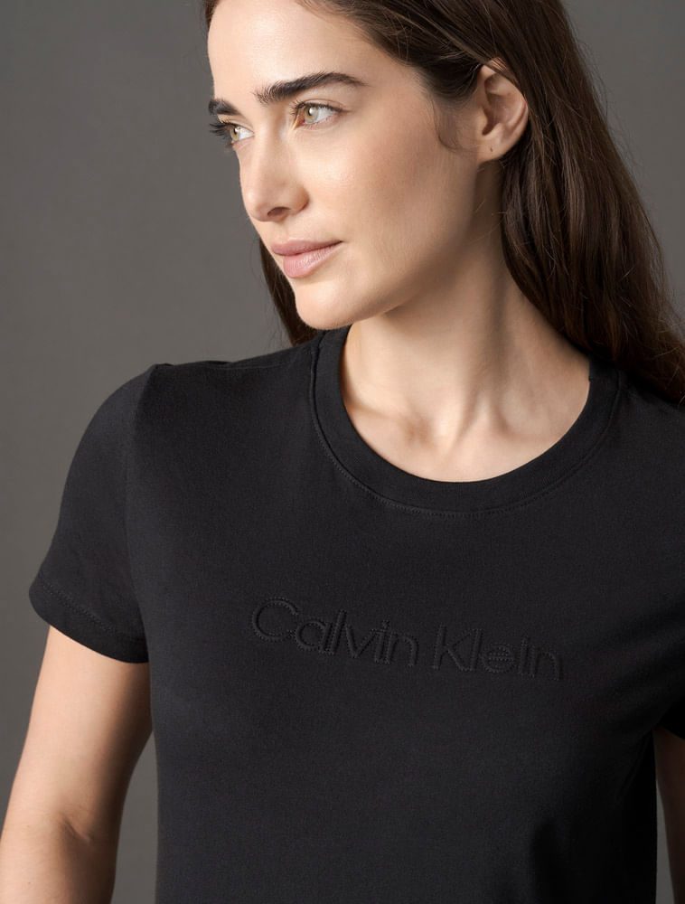 CF5OW01BC222_0987_4-TSHIRT-FEMININA-COM-LOGO-EMBOSSED