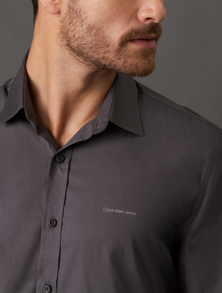 CKJM901H_0984_4-CAMISA-ML-REG-LISA-BASICA-LOGO-NO-PEITO