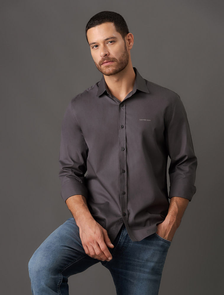 CKJM901H_0984_5-CAMISA-ML-REG-LISA-BASICA-LOGO-NO-PEITO