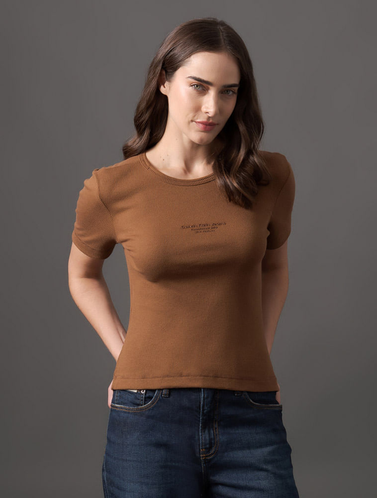 CF5OC01BS384_0769_1-CAMISETA-MC-CKJ-FEM-RIB-RELEVO-FOIL