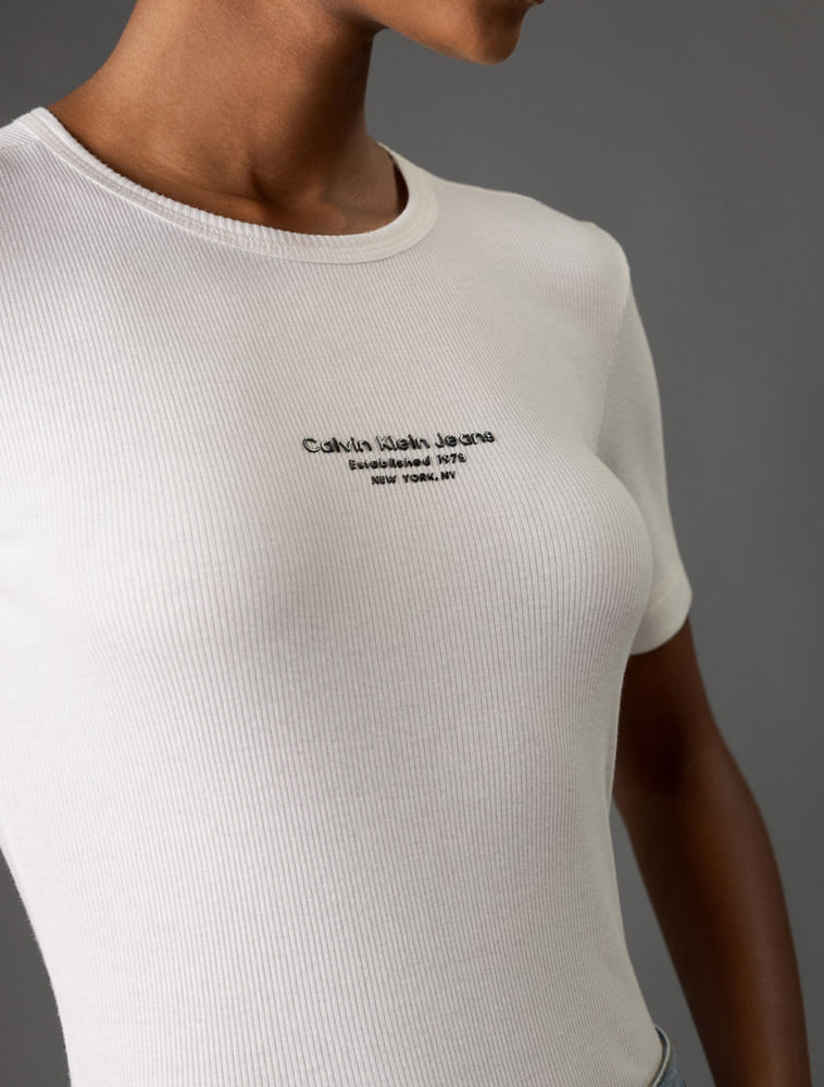 CF5OC01BS384_0111_4-CAMISETA-MC-CKJ-FEM-RIB-RELEVO-FOIL