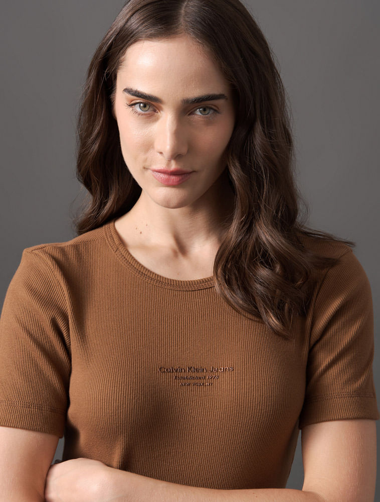 CF5OC01BS384_0769_4-CAMISETA-MC-CKJ-FEM-RIB-RELEVO-FOIL