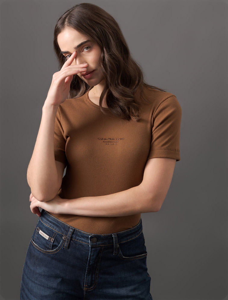CF5OC01BS384_0769_5-CAMISETA-MC-CKJ-FEM-RIB-RELEVO-FOIL