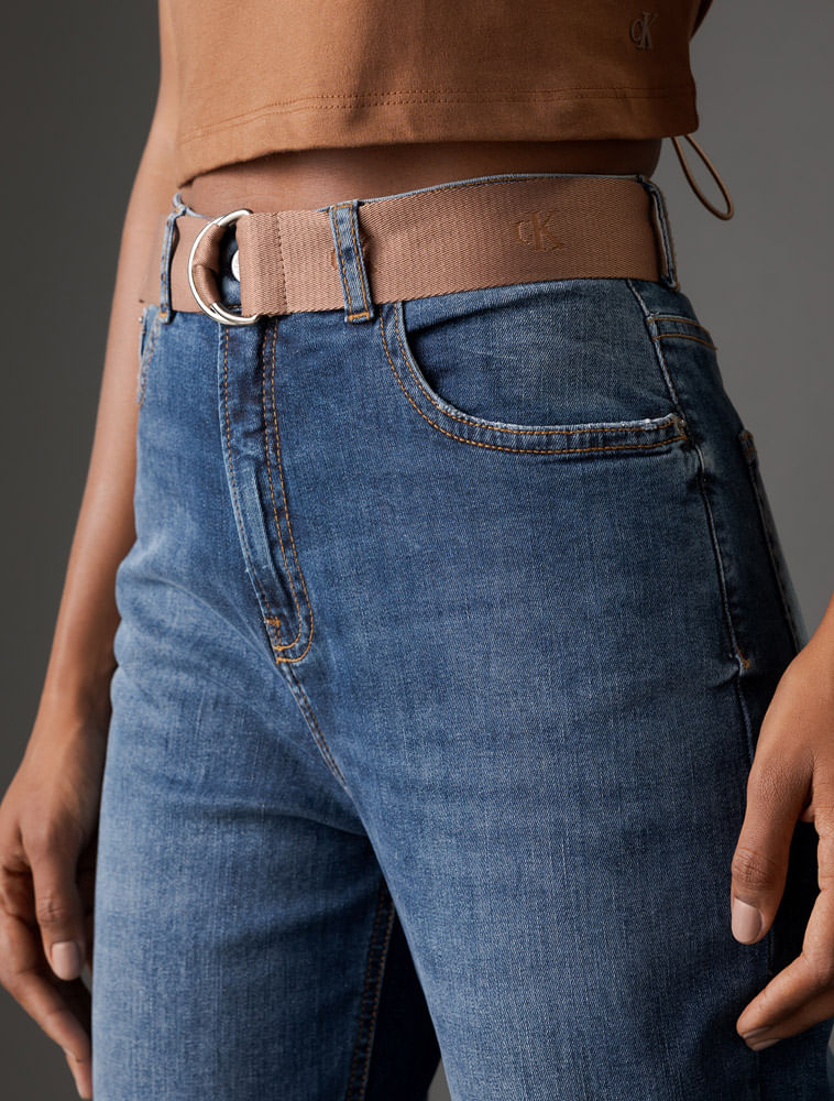 CF5OC11JM077_0585_4-CALCA-JEANS-MOM-CINTO-CK
