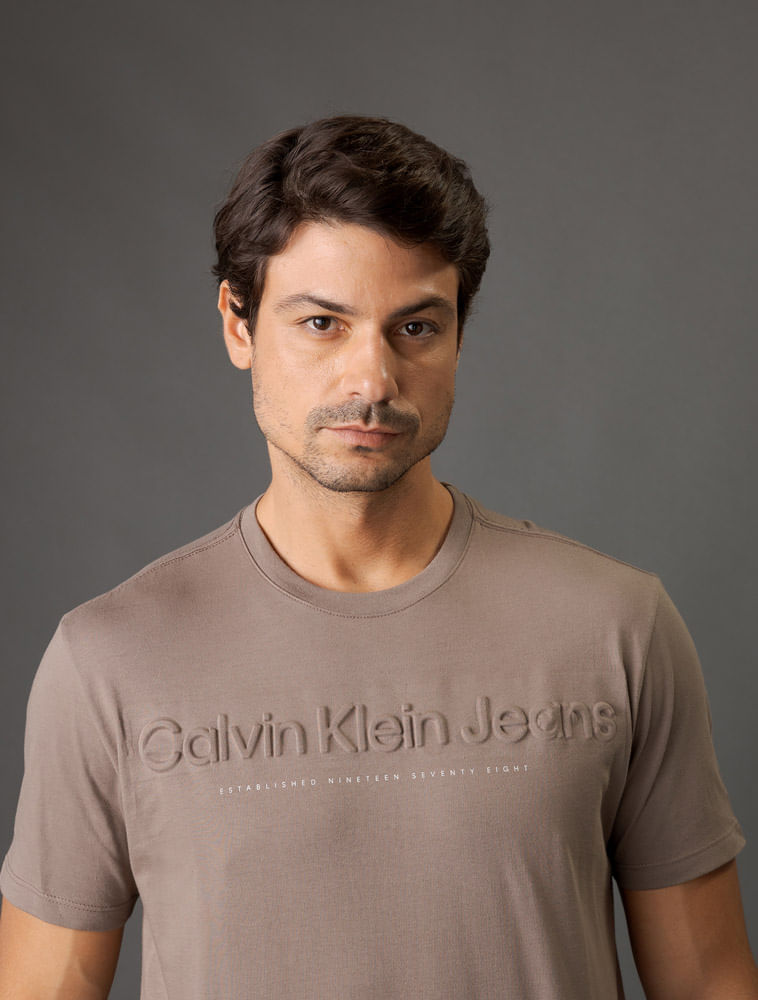 CM5OC01TC701_0716_4-CAMISETA-MC-CKJ-EMBOSSED-MINIMAL-LOGO
