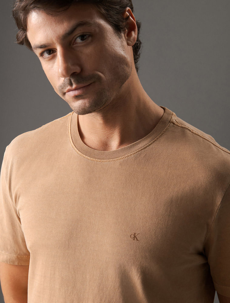 CM5OC01TC712_0749_4-CAMISETA-MC-CKJ-LOGO-MONOGRAM-PIGMENTO