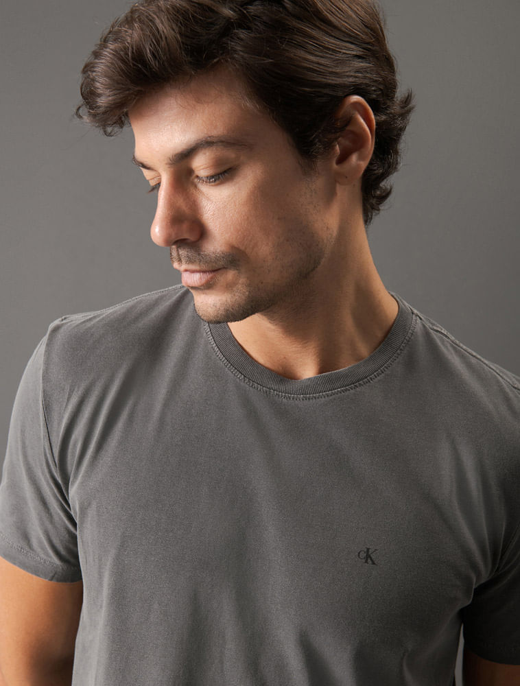 CM5OC01TC712_0984_4-CAMISETA-MC-CKJ-LOGO-MONOGRAM-PIGMENTO