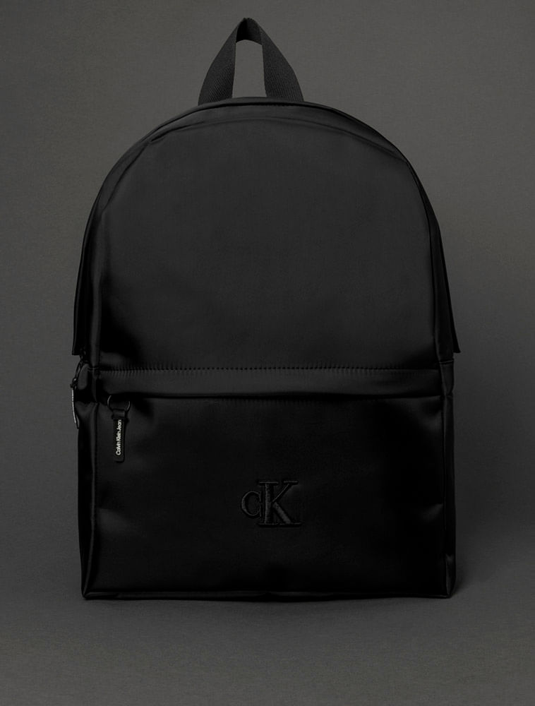 CM5OC86MO098_0987_1-MOCHILA-CKJ-BORDADO-CK
