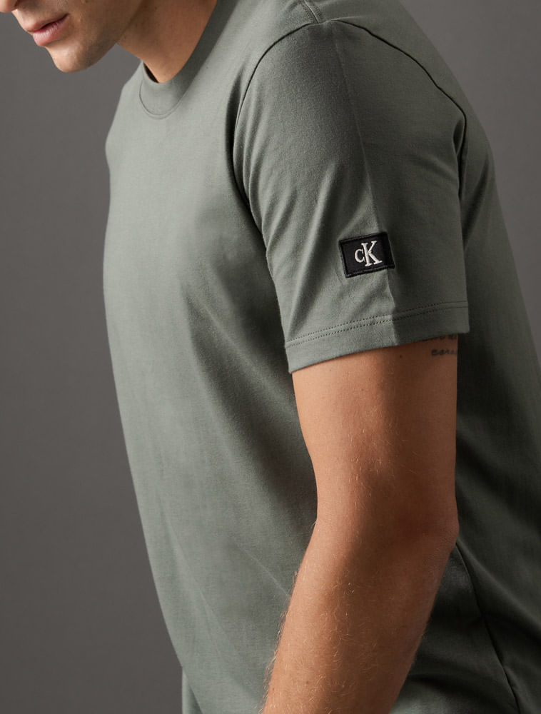 CM5OS01TC732_0615_4-CAMISETA-MC-CKJ-PATCH-MANGA