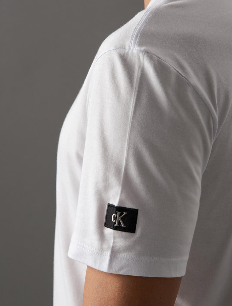 CM5OS01TC732_0900_4-CAMISETA-MC-CKJ-PATCH-MANGA