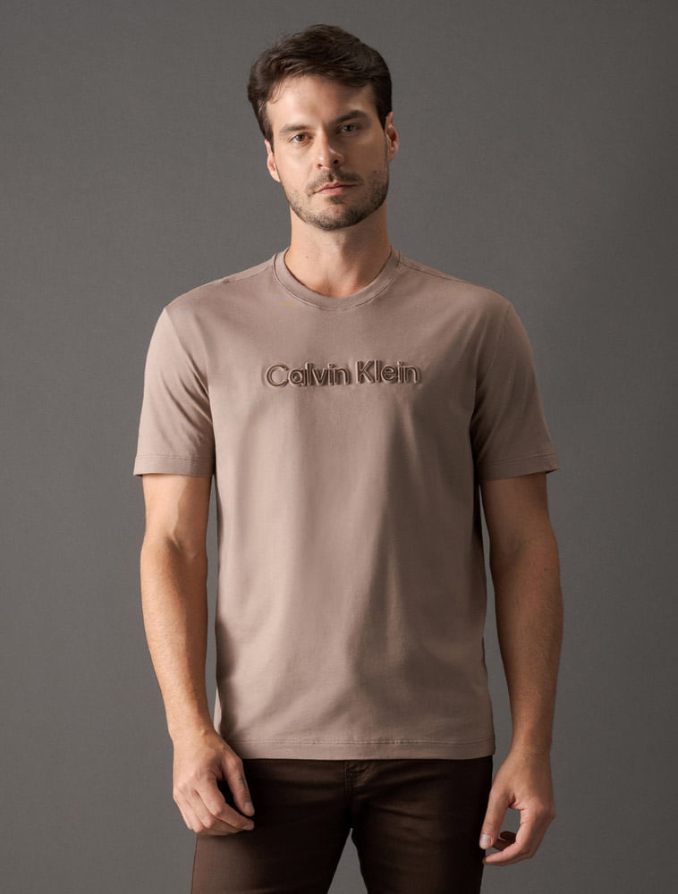 CM5OW01TC779_0716_1-CAMISETA-MC-CK-MASC-EMBOSSED-COLOR