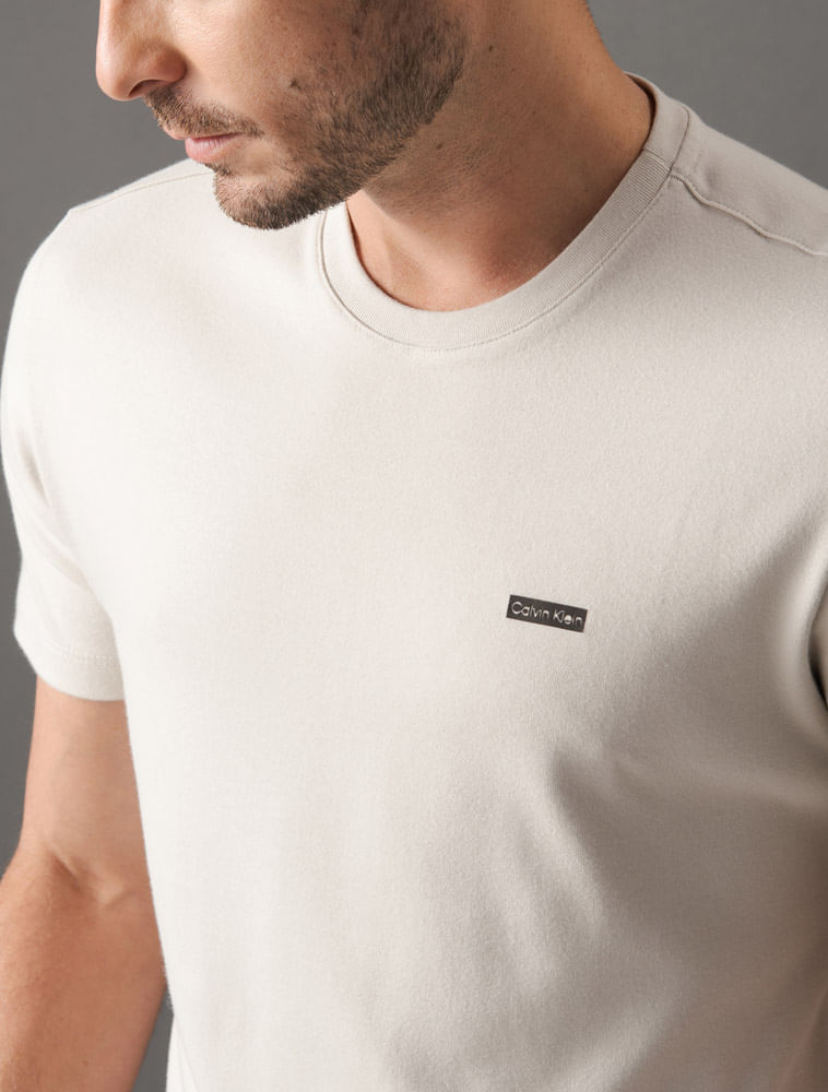 CM5OW01TC777_0703_4-CAMISETA-MC-CK-MASC-LOGO-SUEDINE