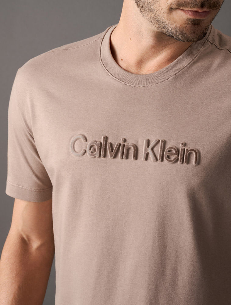 CM5OW01TC779_0716_4-CAMISETA-MC-CK-MASC-EMBOSSED-COLOR