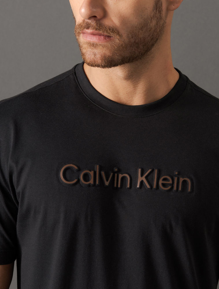 CM5OW01TC779_0987_4-CAMISETA-MC-CK-MASC-EMBOSSED-COLOR