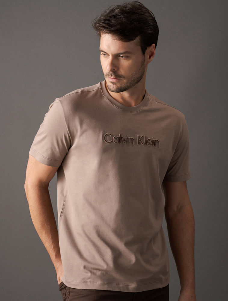 CM5OW01TC779_0716_5-CAMISETA-MC-CK-MASC-EMBOSSED-COLOR