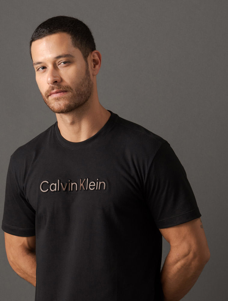 CM5OW01TC779_0987_5-CAMISETA-MC-CK-MASC-EMBOSSED-COLOR