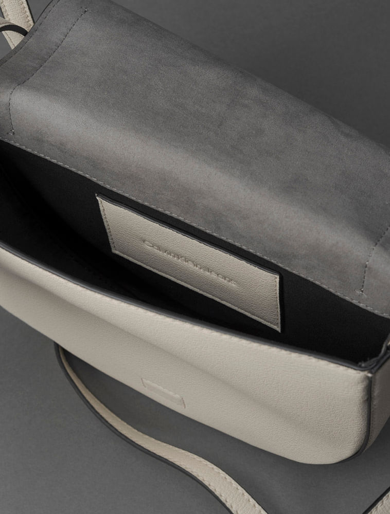 K60K612718_0111_3-BOLSA-CKJ--TRANSVERSAL-LOGO-CENTRAL