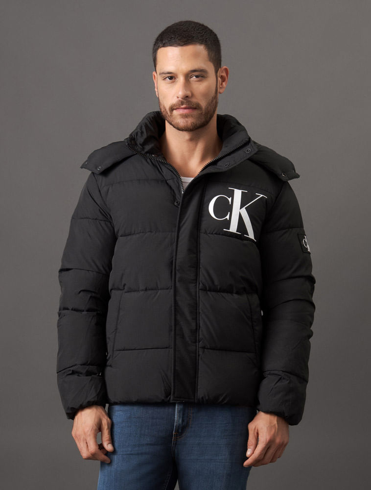 Jaqueta Masculina Matelassê Com Capuz Calvin Klein Jeans - Preto Menor preço em Jaqueta Masculina Matelassê Com Capuz Calvin Klein Jeans - Preto