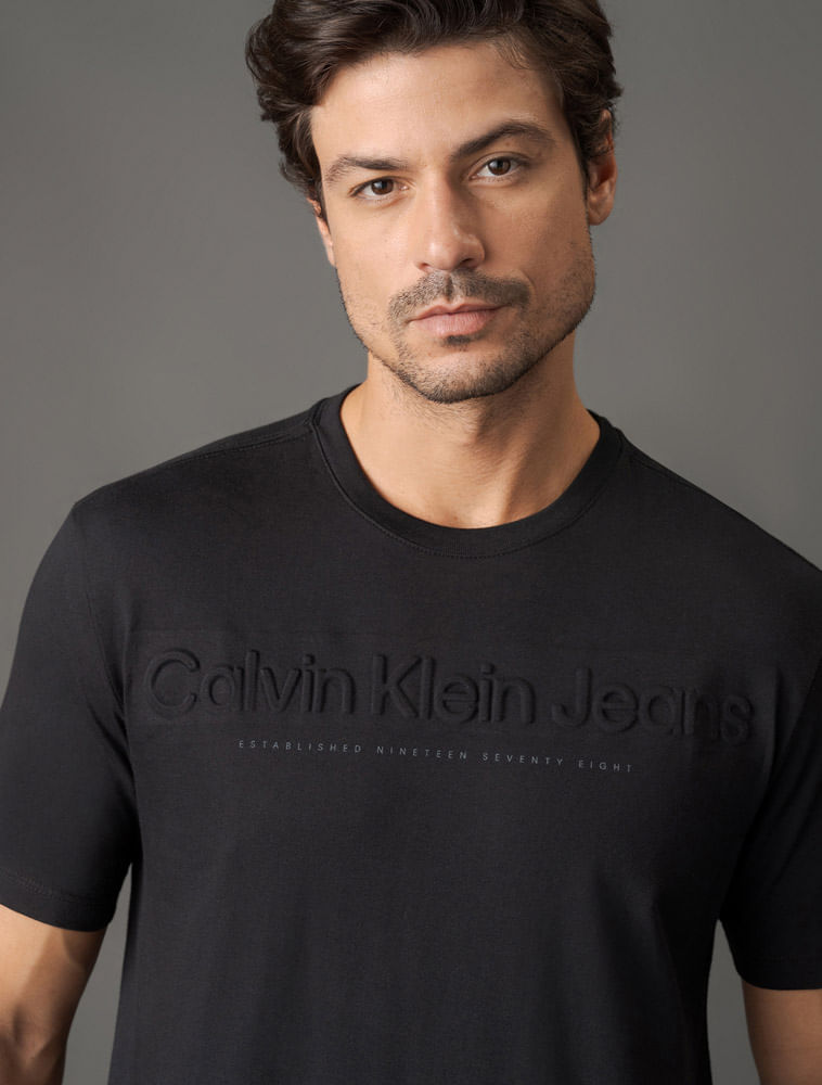 CM5OC01TC701_0987_4-CAMISETA-MC-CKJ-EMBOSSED-MINIMAL-LOGO