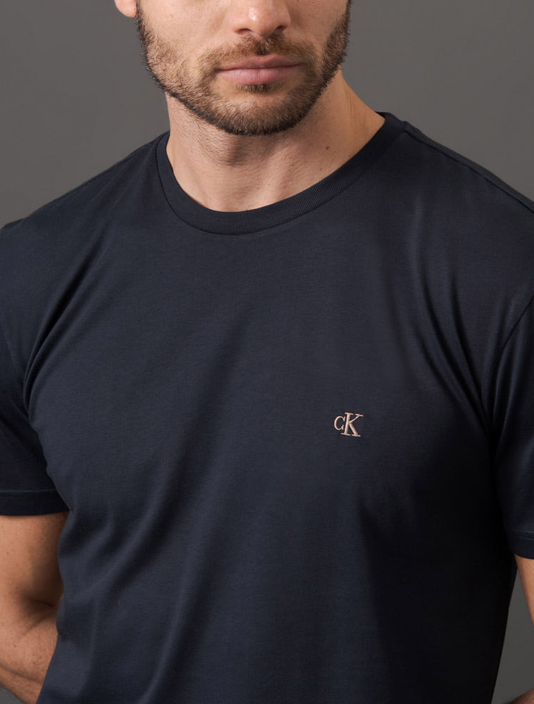 CKJM122_0598_4-CAMISETA-MC-CKJ-MASC-CK-BORDADO