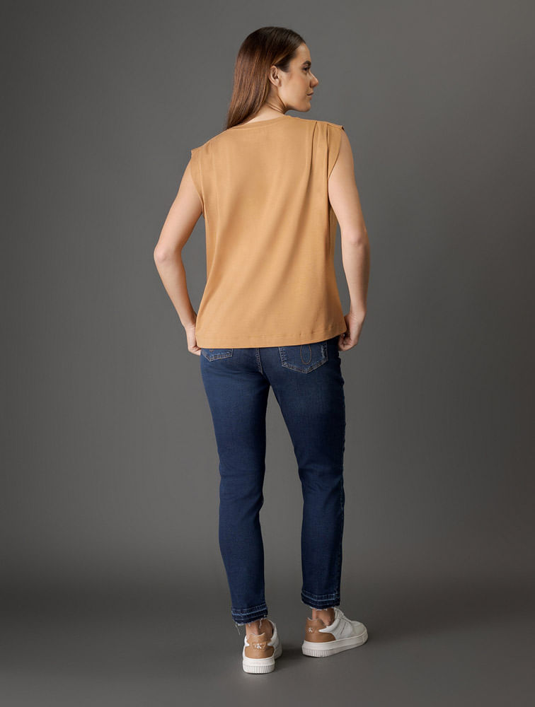 CF5OC01BS376_0749_2-CAMISETA-CKJ-FEM-PREGAS-NO-OMBRO