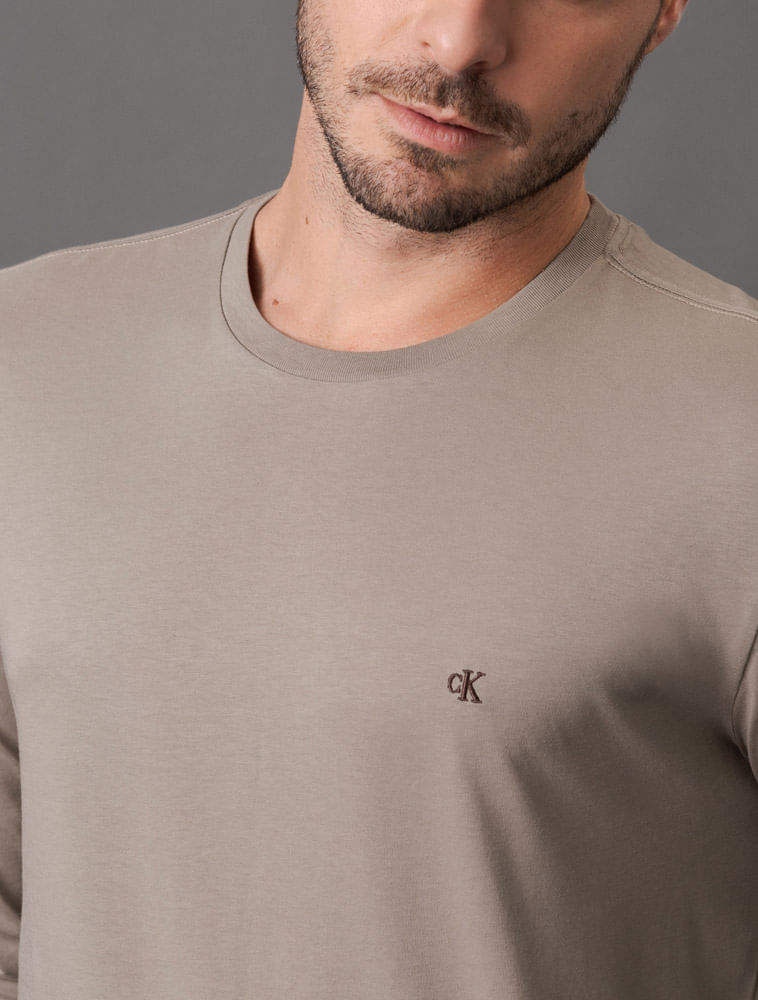 CM5OC01TL900_0716_4-CAMISETA-ML-CKJ-MASC-CK-BORDADO